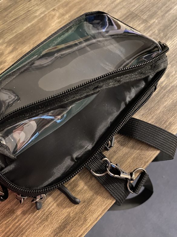 シュービル、タッチパネル対応マルチポーチ