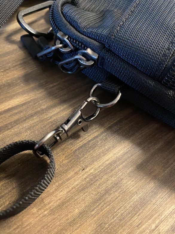 シュービル、タッチパネル対応マルチポーチ